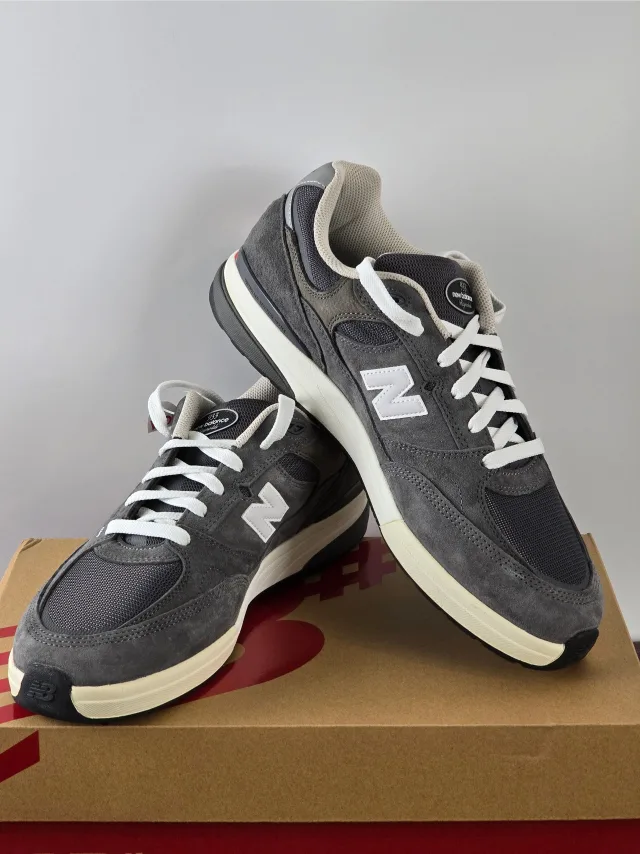 New Balance 933